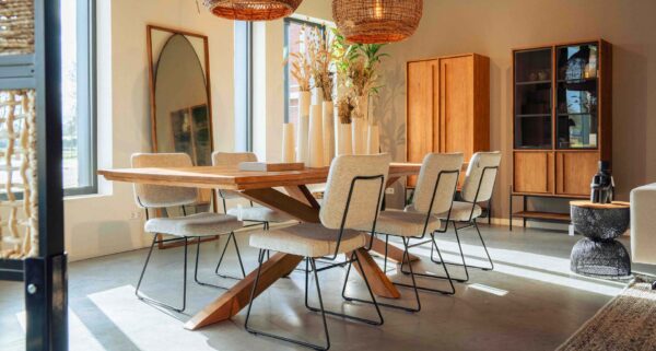 Eetkamertafel van teakhout versierd met meubels van dbodhi in de showroom van Teak en Wood