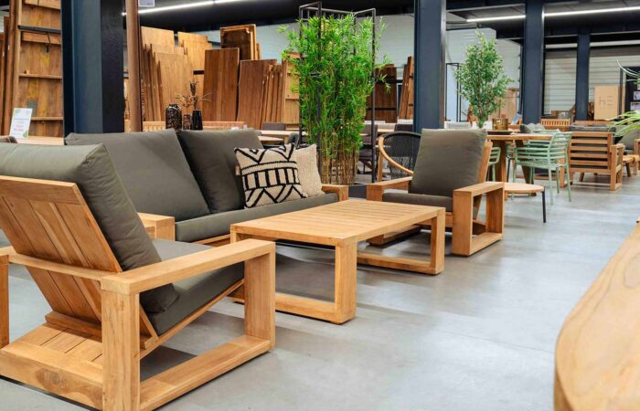 Loungeset-teakhout-1 Teakhouten tuinmeubelen in de showroom van Teak en Wood